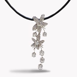 Item #23141 Jasmin de Nuit Feuille Necklace in White Gold